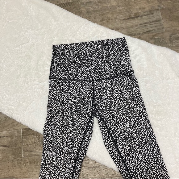 Lululemon Wunder Under Crop Hi-Rise Leggings Miss Mosaic Black Size 6 - Flaw - Picture 10 of 12